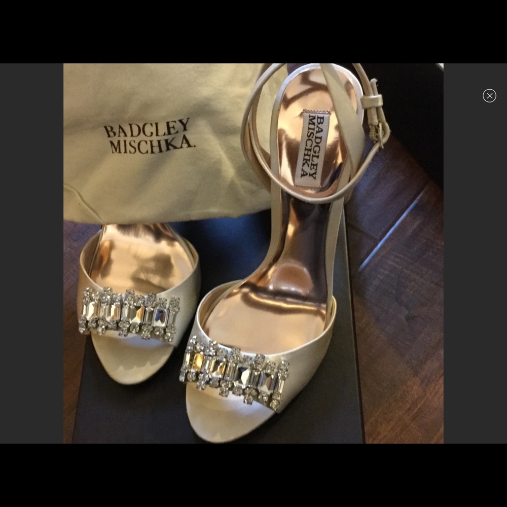Badgley Mischka satin ivory heels! NIB w/dust bag!
